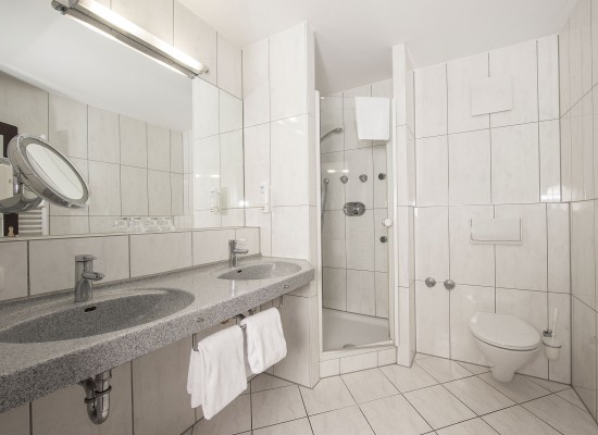 Johannesbad Hotel Königshof Zimmerbeispiel Suite Badezimmer