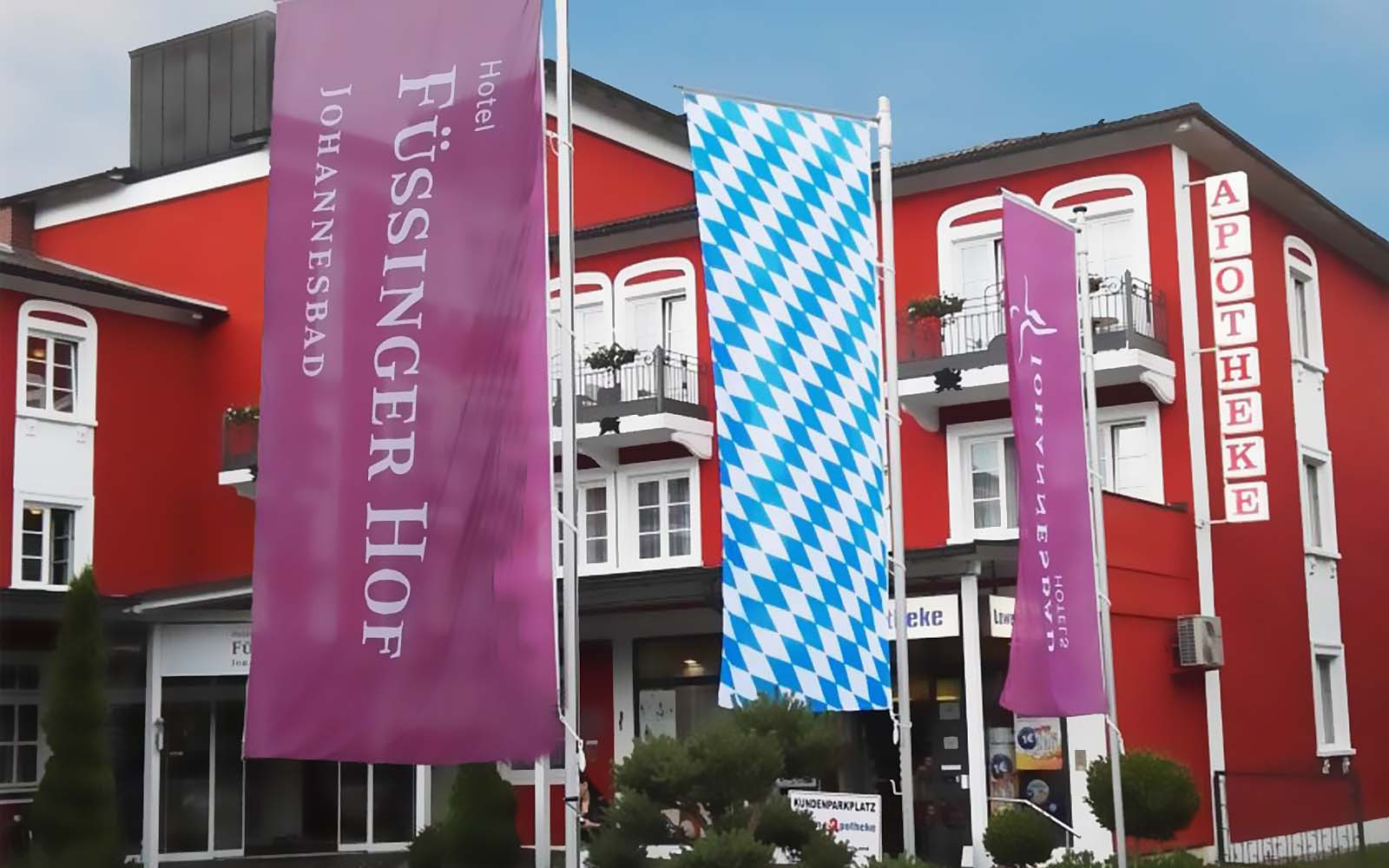Johannesbad Hotel Füssinger Hof zeigt Flagge 