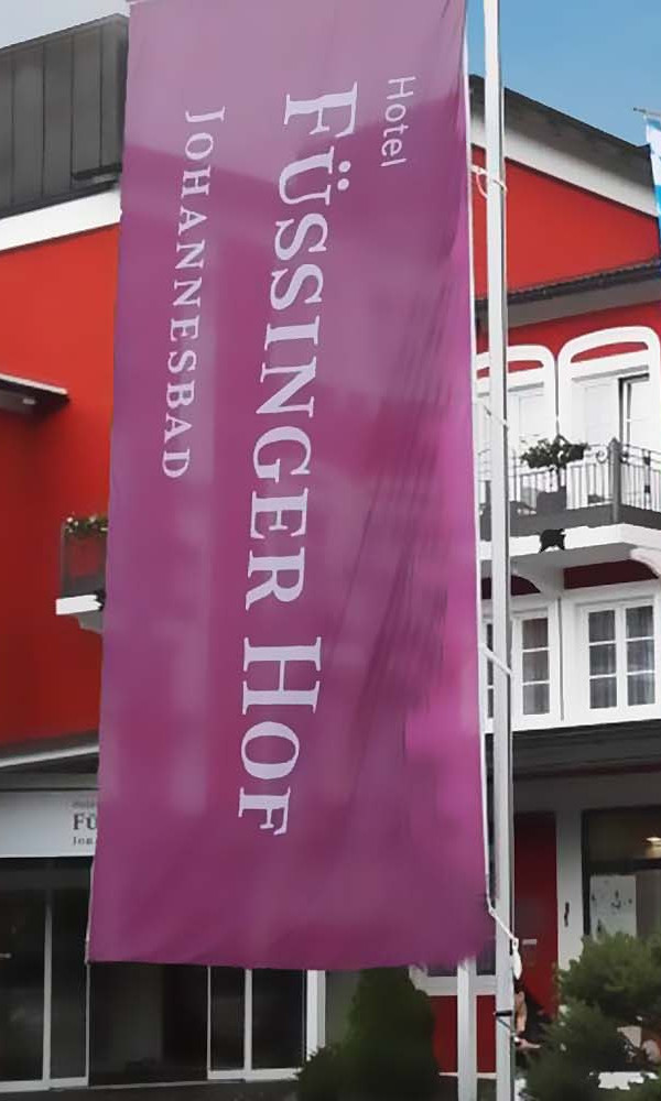 Johannesbad Hotel Füssinger Hof zeigt Flagge 