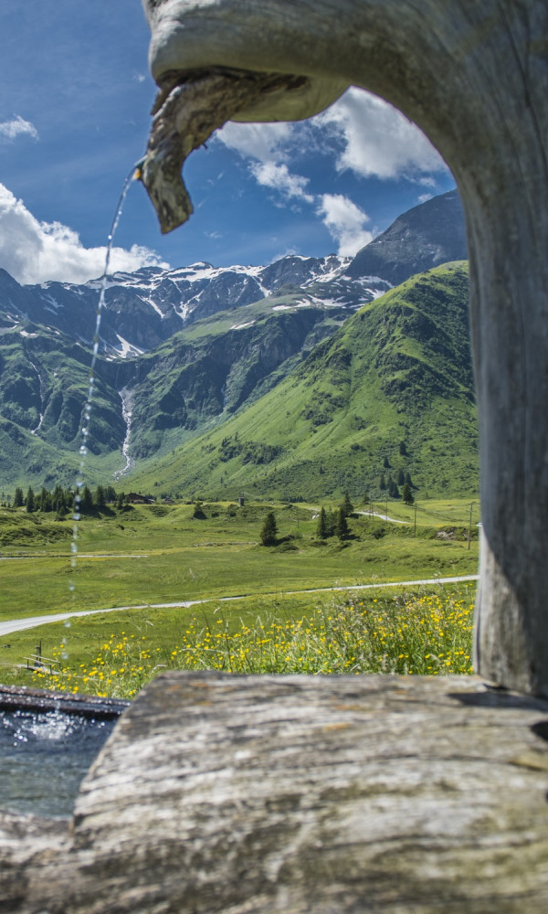 Wandern in Gastein (Bild von Sportgastein mit Brunnen)